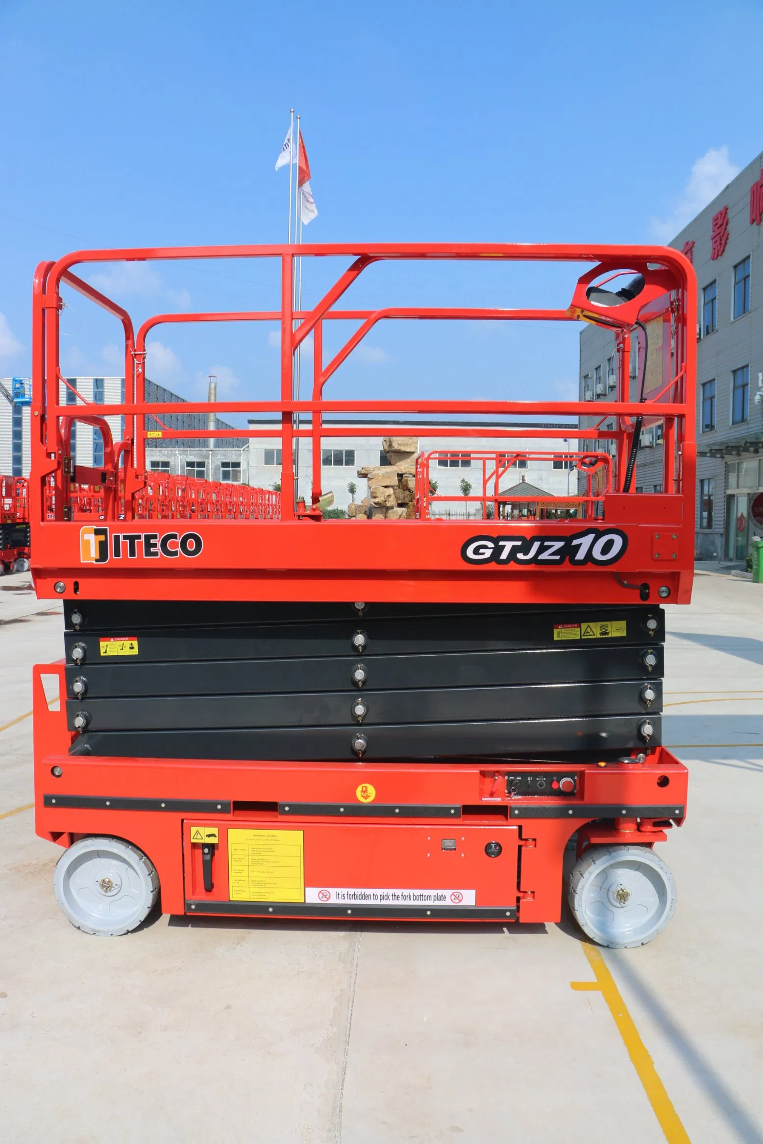 GTJZ10 10 m Kendinden Yürüyüşlü Makaslı Platform – Depo ve lojistik ürün görünümü